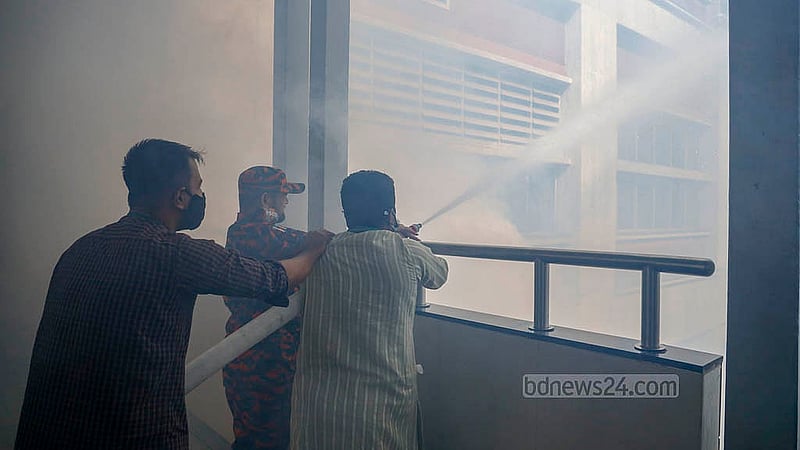 বিজয় সরণি মেট্রোরেল স্টেশনে মহড়ায় অগ্নিনির্বাপক যন্ত্র দিয়ে আগুন নেভানোর উপায় দেখানো হয়। ছবি: মাহমুদ জামান অভি