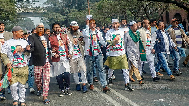 বিএনপির ভারপ্রাপ্ত চেয়ারম্যান তারেক রহমানের আগমন ঘিরে শেরে বাংলা নগরে সংসদ ভবন এলাকায় নেতাকর্মীদের ভিড়