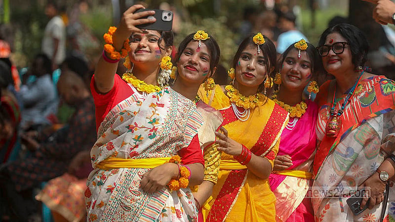 ঢাকা বিশ্ববিদ্যালয়ের কলাভবনের বটতলায় মঙ্গলবার সমগীত বসন্ত উৎসবে বাসন্তী সাজে অনেককে