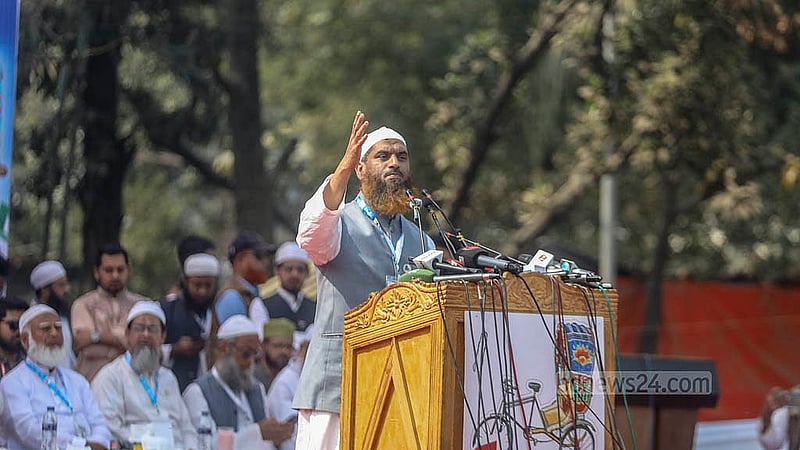 মোহাম্মদপুর কেন্দ্রীয় ঈদগাহ মাঠে সোমবার নির্বাচনি প্রচারে ১১ দলীয় নির্বাচনি ঐক্য সমর্থিত ঢাকা-১৩ আসনের প্রার্থী মামুনুল হক।