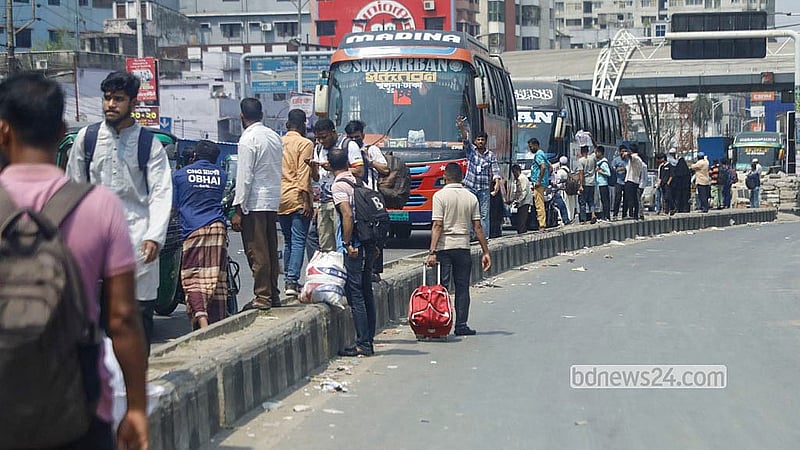 রাজধানীর দোলাইরপাড়ে সড়কের পাশে মঙ্গলবার সকালে বাসের অপেক্ষায় যাত্রীরা