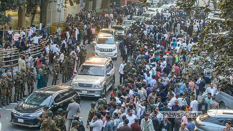 নতুন মন্ত্রিসভার শপথ অনু্ষ্ঠান ঘিরে মঙ্গলবার সংসদ ভবনের ৬ নম্বর গেটের বাইরে ছিল নেতাকর্মীদের উপচে পড়া ভিড়। ছবি: আব্দুল্লাহ আল মমীন