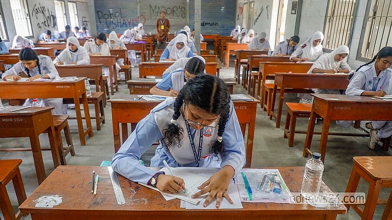 মতিঝিল আইডিয়াল স্কুল অ্যান্ড কলেজ কেন্দ্র এসএসসি পরীক্ষা দিচ্ছেন শিক্ষার্থীরা। মঙ্গলবার থেকে দেশের ৩ হাজার ৮৮৫ কেন্দ্রে একযোগে শুরু হয়েছে এই পরীক্ষা