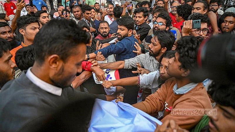সারা দেশে বাউলদের ওপর হামলার প্রতিবাদে শুক্রবার বিকালে শাহবাগে পাবলিক লাইব্রেরির সামনে ‘সম্প্রীতি যাত্রা’ আয়োজন করে ‘গানের আর্তনাদ’ অনুষ্ঠান। সেখানে ‘জুলাই মঞ্চের’ ব্যানারে একদল যুবক মিছিল নিয়ে সেখানে বাধা দিলে দুইপক্ষের হাতাহাতি হয়