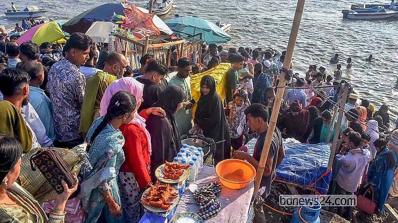 পতেঙ্গা সমুদ্র সৈকতে স্থায়ী খাবারের দোকানও খুলে বসেছেন কেউ কেউ