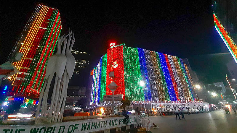 বিজয় দিবস উপলক্ষে নানা রঙের বাতিতে আলোকিত করা হয়েছে বিমান বাংলাদেশ ভবন
