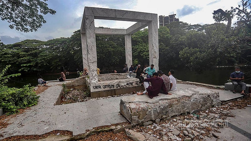 অভ্যুত্থানে শেখ হাসিনা সরকারের পতনের পর ধানমন্ডির ৩২ নম্বরে শেখ মুজিবুর রহমানের বাড়ির সঙ্গে ভেঙে ফেলা হয় লেকের পাশে বানানো ম্যুরাল। ছবি: আব্দুল্লাহ আল মমীন