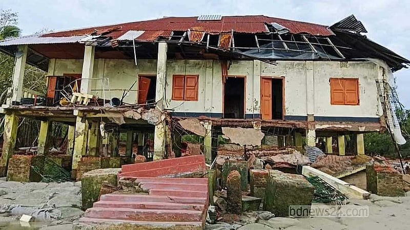 ঘূর্ণিঝড় রেমালের আঘাতে খুলনায় ক্ষতিগ্রস্ত একটি স্থাপনা