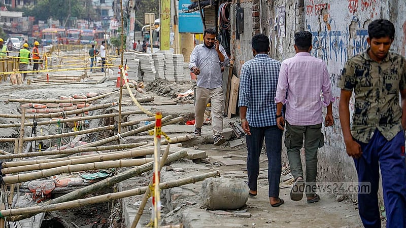 ভূগর্ভস্থ কেবল বসাতে ঢাকার কল্যাণপুরে সড়কের বড় অংশ কাটায় পথচারীদের চলাচলে বেগ পেতে হচ্ছে। ছবি: মাহমুদ জামান অভি