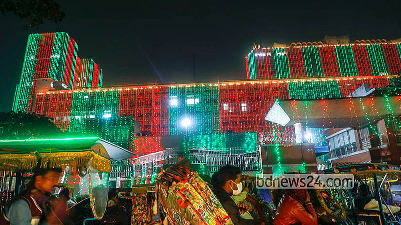 বিজয় দিবস উপলক্ষে প্রতিবারের মতো এবারও আলোকসজ্জা করা হয়েছে সচিবালয়ে