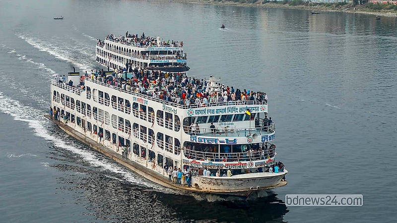 লঞ্চের ছাদে যাত্রী ওঠা নিষেধ হলেও বুধবার সদরঘাট থেকে ছেড়ে যাওয়া সব লঞ্চের ছাদে যাত্রীদের ভিড় দেখা যায়। রাজধানীর পোস্তগোলা ব্রিজ থেকে তোলা।  ছবি: আব্দুল্লাহ আল মমীন