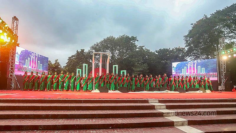 রাজধানীর কেন্দ্রীয় শহীদ মিনার প্রাঙ্গণে সোমবার সংস্কৃতি বিষয়ক মন্ত্রণালয় আয়োজিত জুলাই গণঅভ্যুত্থান স্মরণ-২০২৫ শুরু হয় জাতীয় সংগীতের মধ্য দিয়ে। ছবি: আব্দুল্লাহ আল মমীন