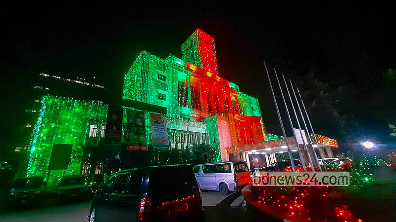 লাল-সবুজ বাতিতে ঝলমল করছে রাজউক ভবন। উপলক্ষ বিজয় দিবস