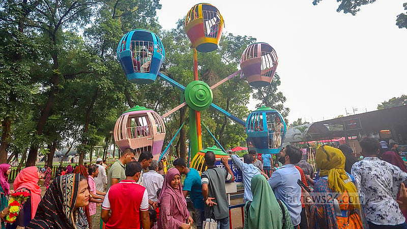 তেজগাঁওয়ের বিমান জাদুঘরে শিশুদের বিভিন্ন রাইডও আছে। ঈদের তৃতীয় দিন সোমবার তোলা।  ছবি: আব্দুল্লাহ আল মমীন