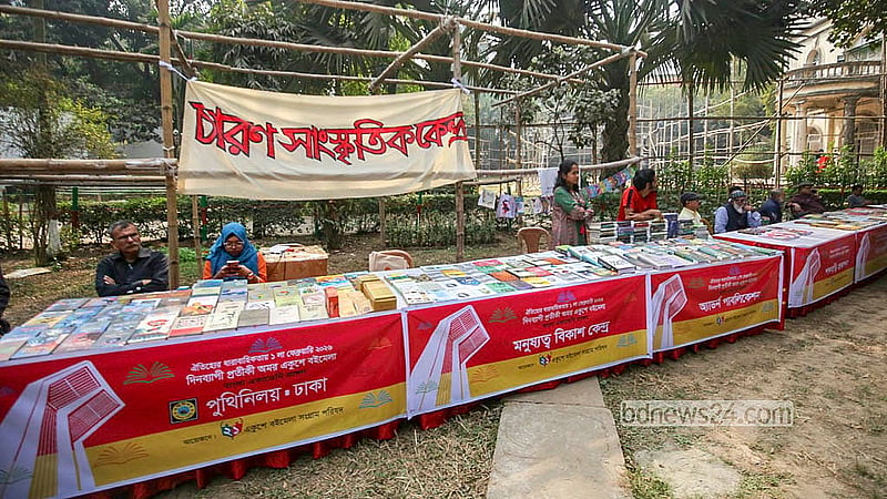 বাংলা একাডেমি প্রাঙ্গণে রোববার একদিনের প্রতীকী বইমেলা প্রাঙ্গণে স্টল সাজিয়ে বসে বিভিন্ন প্রকাশনা সংস্থা।