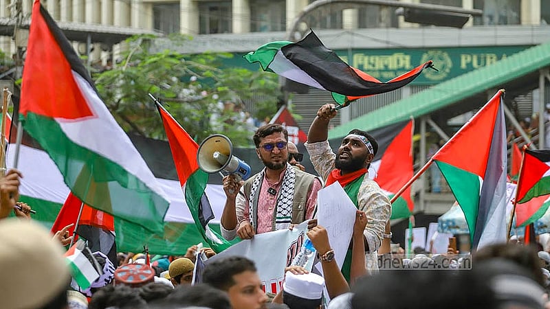 গাজার নিপীড়িত জনগণের প্রতি সংহতি জানাতে শনিবার ঢাকার সোহরাওয়ার্দী উদ্যানে ‘মার্চ ফর গাজা’ গণসমাবেশে ফিলিস্তিনের পতাকা হাতে আসে মানুষ। ছবি: আব্দুল্লাহ আল মমীন
