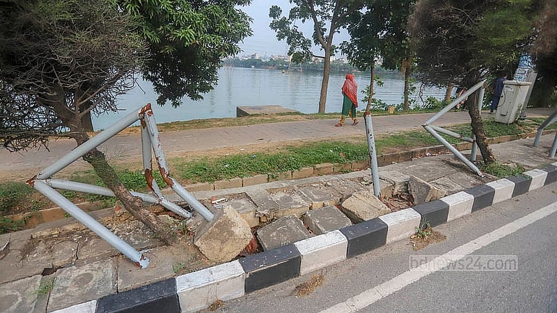 প্রতিনিয়ত চুরি হয়ে যাচ্ছে হাতিরঝিল সড়কের নিরাপত্তা বেষ্টনী।   ছবি: আব্দুল্লাহ আল মমীন