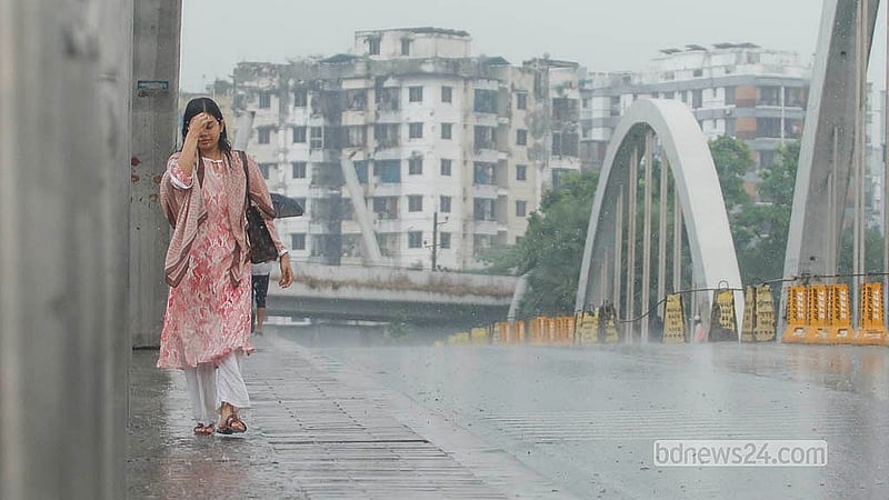 সকাল থেকেই মেঘে ঢাকা ছিল আকাশ। বেলা ৩টার পর রাজধানী বিভিন্ন এলাকায় দেখা মেলে মৌসুমের প্রথম বৃষ্টির