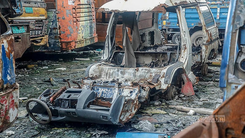 নানা অভিযোগে জব্দ হওয়া কিংবা দুর্ঘটনার কবলে পড়া এসব গাড়ি অনেক দিন ধরেই পড়ে আছে যাত্রাবাড়ী থানার সামনে। এসব গাড়ির অনেক যন্ত্রাংশ খোয়া গেছে। ছবি: আব্দুল্লাহ আল মমীন