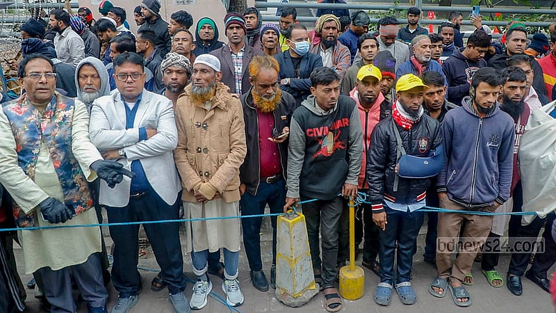 সাবেক প্রধানমন্ত্রী, বিএনপি চেয়ারপারসন খালেদা জিয়ার মৃত্যুর পর মঙ্গলবার এভারকেয়ার হাসপাতালের সামনে অনেকেই ভিড় করেন