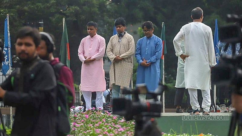 জাতীয় ঈদগাহ ময়দানে জায়গা না পেয়ে অনেকে রাস্তায় ঈদুল আজাহার নামাজ আদায় করেন। ছবি: আব্দুল্লাহ আল মমীন