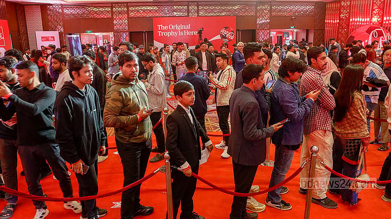 ঢাকার র‍্যাডিসন ব্লু হোটেলে ফুটবল বিশ্বকাপের ট্রফি কোকা-কোলার ক্যাম্পেইনে বিজয়ীদের জন্য উন্মুক্ত রাখা হয়েছে বুধবার। স্বপ্নের এই ট্রফি দেখতে দর্শনার্থীদের দীর্ঘ সারি