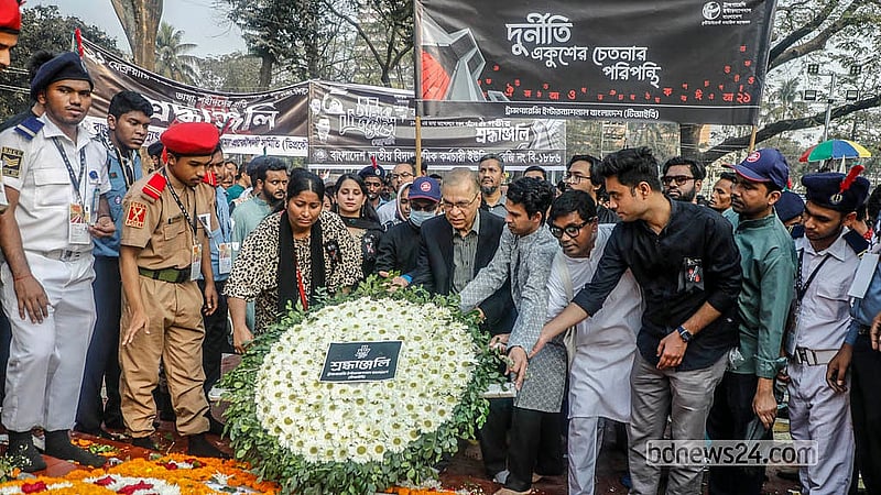 একুশে ফেব্রুয়ারিতে কেন্দ্রীয় শহীদ মিনারে টিআইবির পক্ষ থেকে শ্রদ্ধা নিবেদন। ছবি: আব্দুল্লাহ আল মমীন