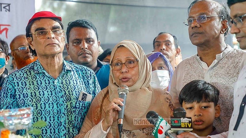 এমিরেটাস অধ্যাপক সৈয়দ মনজুরুল ইসলামের মরদেহ শনিবার কেন্দ্রীয় শহীদ মিনার প্রাঙ্গণে আনার পর সবার উদ্দেশে কথা বলেন স্বজনরা। ছবি: আব্দুল্লাহ আল মমীন