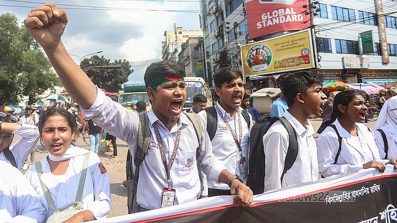 বৈষম্যবিরোধী ছাত্র আন্দোলনের সময় শনির আখড়ায় ইমাম হাসান তাইমের হত্যার বিচারের দাবিতে মঙ্গলবার জিরো পয়েন্ট এলাকায় রাস্তা অবরোধ করে বিক্ষোভ করেন বিভিন্ন শিক্ষা প্রতিষ্ঠানের শিক্ষার্থীরা। ছবি: আব্দুল্লাহ আল মমীন