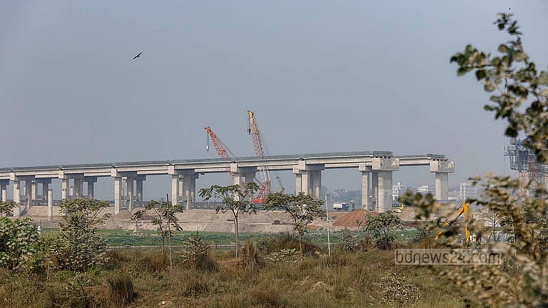 ঢাকার মিরপুর বেড়িবাঁধ হয়ে আশুলিয়া বেড়িবাঁধে উঠলেই দেখা যায় ঢাকা-আশুলিয়া এলিভেটেড এক্সপ্রেসওয়ে। ছবি: মাহমুদ জামান অভি