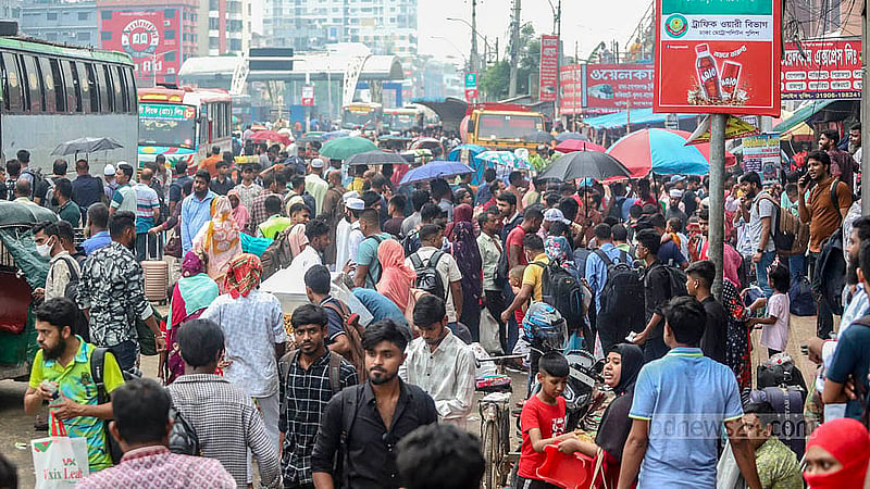 কোরবানির ঈদের লম্বা ছুটি কাটাতে ঢাকা ছাড়ছে মানুষ।বৃহস্পতিবার রাজধানীর দোলাইপাড় এলাকার চিত্র। ছবি: আব্দুল্লাহ আল মমীন