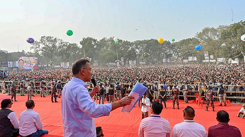 নির্বাচনি প্রচারের অংশ হিসেবে ফরিদপুরের সরকারি রাজেন্দ্র কলেজ মাঠে বুধবার জনসভা করেন বিএনপির চেয়ারম্যান তারেক রহমান