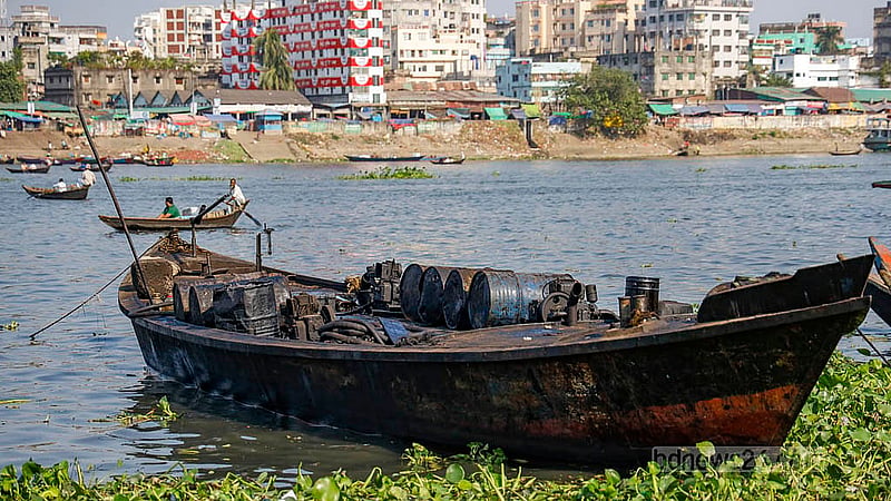 গ্রিজ তৈরি করা হচ্ছে বুড়িগঙ্গা নদীর তীরে। পাশেই ঘাটে বেঁধে রাখা হয়েছে তেল সংগ্রহ করার ট্রলার। জাহাজ থেকে পোড়া ইঞ্জিন অয়েল সংগ্রহ করে ট্রলারটি। ছবি: মাহমুদ জামান অভি