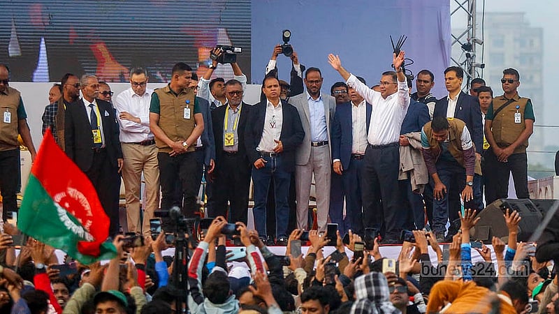 পূর্বাচলের ৩০০ ফিট সড়কে সমাবেশ মঞ্চে উঠে অপেক্ষমান নেতা-কর্মীদের উদ্যেশে হাত নাড়েন বিএনপির ভারপ্রাপ্ত চেয়ারম্যান তারেক রহমান। ছবি: মাহমুদ জামান অভি