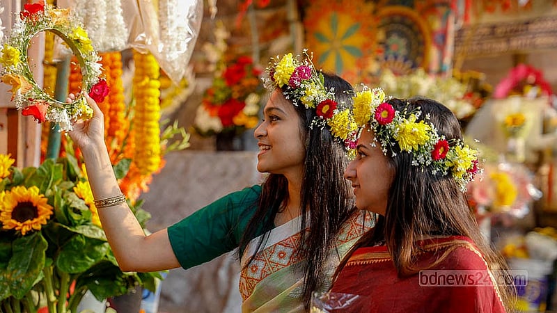বসন্তবরণে সাজতে রাজধানীর শাহবাগের দোকান ঘুরে ঘুরে বৃহস্পতিবার নারীরা পছন্দের ফুল কেনেন
