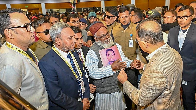 রাজধানীর বাংলাদেশ-চীন মৈত্রী সম্মেলন কেন্দ্রে শনিবার গুম-খুন ও নির্যাতনের শিকার পরিবারের সদস্যদের সঙ্গে সাক্ষাৎ করেন বিএনপির চেয়ারম্যান তারেক রহমান