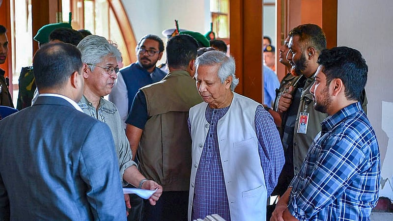 প্রধান উপদেষ্টা সোমবার গণভবন পরিদর্শন শেষে গৃহায়ন ও গণপূর্ত উপদেষ্টা আদিলুর রহমান খানকে দিকনির্দেশনা দেন। ছবি: পিআইডি