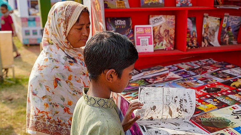 ছুটির দিন শুক্রবার অনেক অভিভাবক তাদের সন্তানদের বইমেলায় নিয়ে আসেন। সন্তানদের পছন্দের বই কিনে দেন