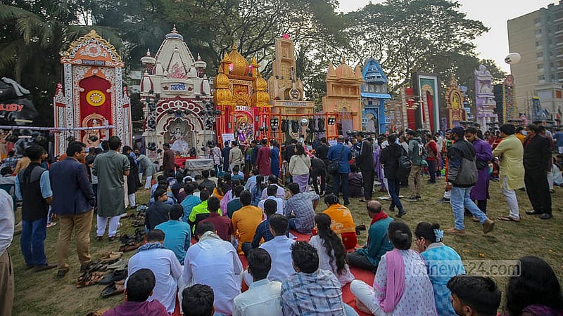 সরস্বতী পূজা উদযাপনে শুক্রবার ঢাকা বিশ্ববিদ্যালয়ের জগন্নাথ হলে শিক্ষার্থীরা