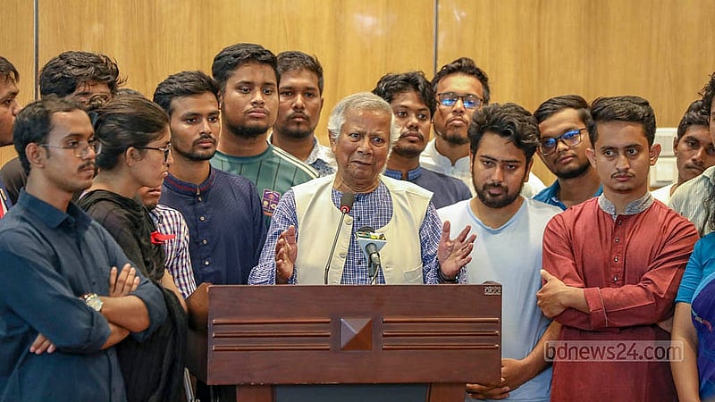 ৮ অগাস্ট ২০২৪: ছাত্রদের আহ্বানে দেশের হাল ধরতে প্যারিস থেকে ঢাকায় আসেন শান্তিতে নোবেলজয়ী মুহাম্মদ ইউনূস।