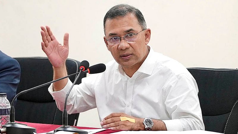ঢাকা বিশ্ববিদ্যালয়ে মঙ্গলবার অধ্যাপক মোজাফফর আহমদ চৌধুরী অডিটোরিয়ামে শিক্ষার্থীদের সঙ্গে উন্মুক্ত মতবিনিময় করেন প্রধানমন্ত্রী তারেক রহমান। ছবি: পিএমও
