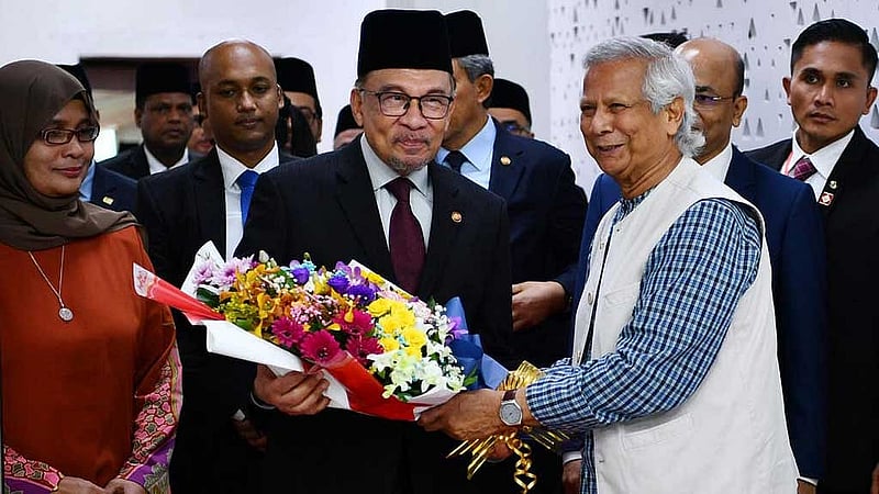 মালয়েশিয়ার প্রধানমন্ত্রী আনোয়ার ইব্রাহিম শুক্রবার সংক্ষিপ্ত সফরে ঢাকা পৌঁছালে তাকে উষ্ণ অভ্যর্থনা জানান অন্তর্বর্তী সরকারের প্রধান উপদেষ্টা মুহাম্মদ ইউনূস।ছবি: প্রধান উপদেষ্টার কার্যালয়