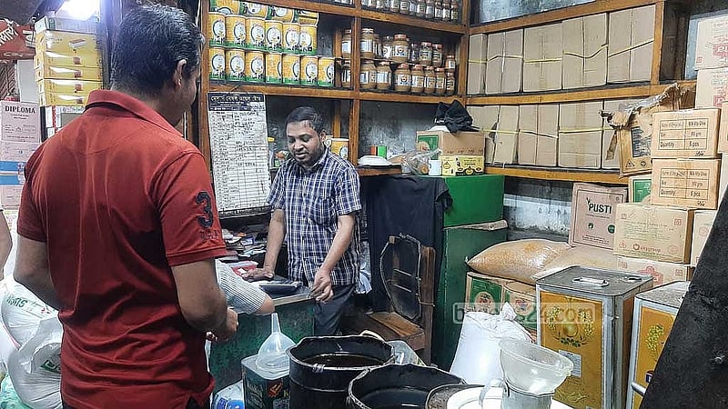 রাজধানীর কারওয়ানবাজারের ভোজ্যতেলের একটি দোকান। 