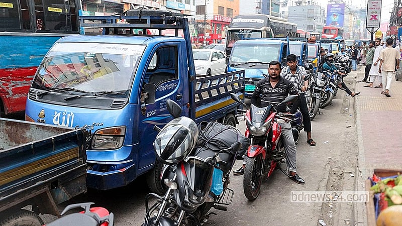রাজধানীর উত্তর বাড্ডার একটি ফিলিং স্টেশনে বুধবার জ্বালানি তেল নিতে গাড়ি ও মোটরসাইকেলের দীর্ঘ লাইন।