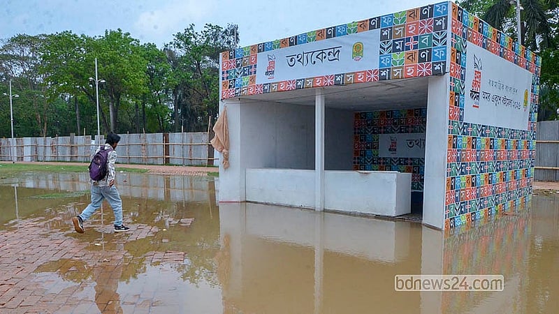 ঢাকার সোহরাওয়ার্দী উদ্যান প্রাঙ্গণে শুক্রবার রাতের ঝড়-বৃষ্টিতে ক্ষতিগ্রস্ত হয় বইমেলা প্রাঙ্গণ।