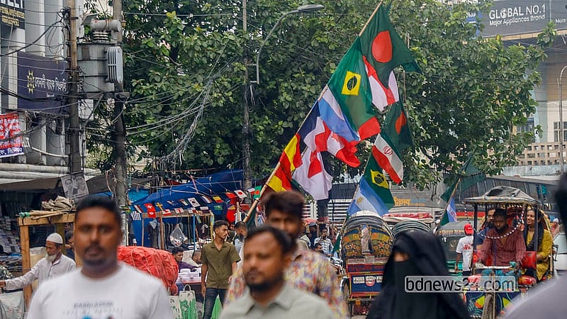 ফুটবল বিশ্বকাপ এলে বিভিন্ন দেশের পতাকা বিক্রি বেড়ে যায়। ঢাকার গুলিস্তানে আকারভেদে বিভিন্ন দেশের পতাকা বিক্রি হয় ১০ থেকে ৫০০ টাকায়