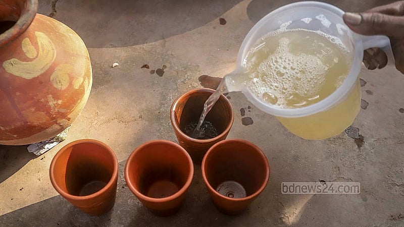 ঢাকার ডেমরায় বালু নদীর পাড়ে সুধারাম বাউলের আশ্রমে শুক্রবার সকালে রস মেলায় খেজুরের রসের স্বাদ নিতে যোগ দেন ছোট বড় অনেকেই। ছবি: আব্দুল্লাহ আল মমীন