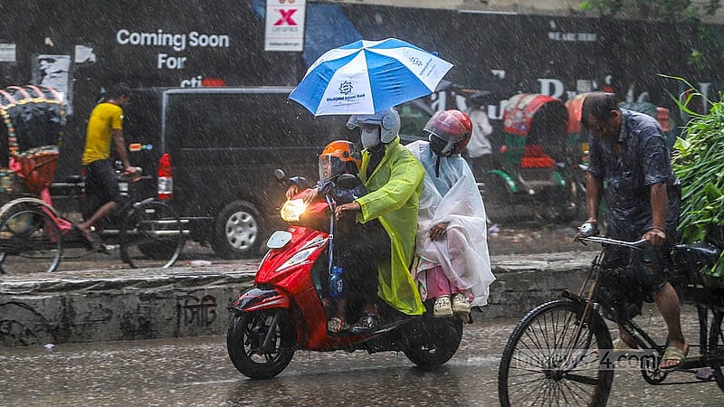 বৃষ্টি থেকে রক্ষায় রেইনকোর্ট জড়িয়ে পরিবার নিয়ে গন্ত্যেবের পথে এক বাইকচালক। মঙ্গলবার ঢাকার দয়াগঞ্জ সড়কে। ছবি: আব্দুল্লাহ আল মমীন
