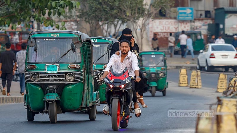বেপরোয়া গতিতে মোটরসাইকেল চালানোর এমন দৃশ্য অনেকটা নিয়মিত হয়ে উঠেছে হাতিরঝিলে। ছুটির সময় হলে এ প্রবণতা আরো বাড়ে। ছবি: মাহমুদ জামান অভি