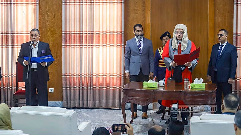 সুপ্রিম কোর্ট জাজেজ লাউঞ্জে রোববার প্রধান নির্বাচন কমিশনার (সিইসি) এ এম এম নাসির উদ্দীনকে শপথ পড়ান প্রধান বিচারপতি সৈয়দ রেফাত আহমেদ।  ছবি: আব্দুল্লাহ আল মমীন